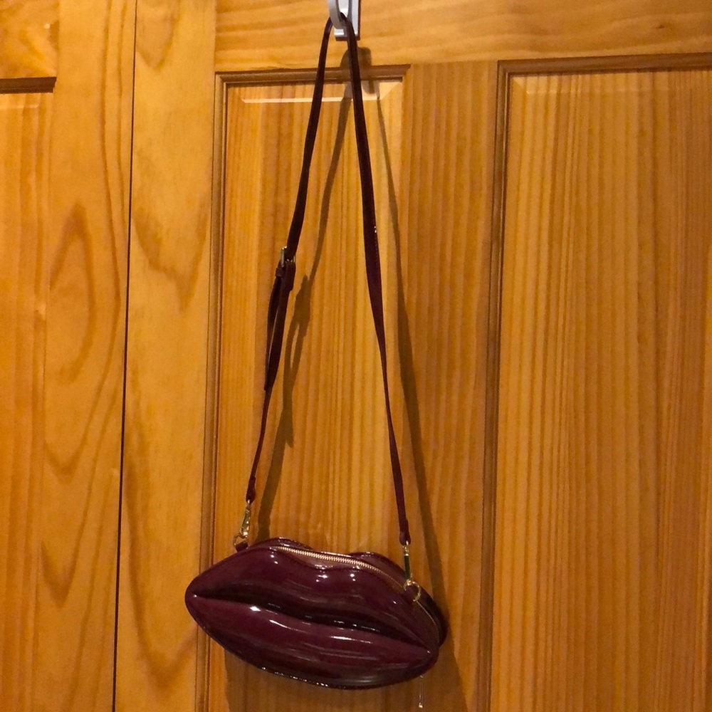 Lip shaped purse, never used so in excellent condition.